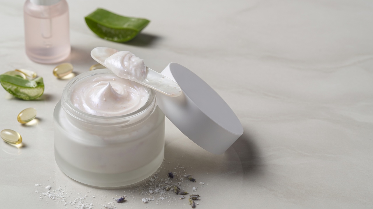 What are the best hydrating and moisturizing creams for aging or dry skin?